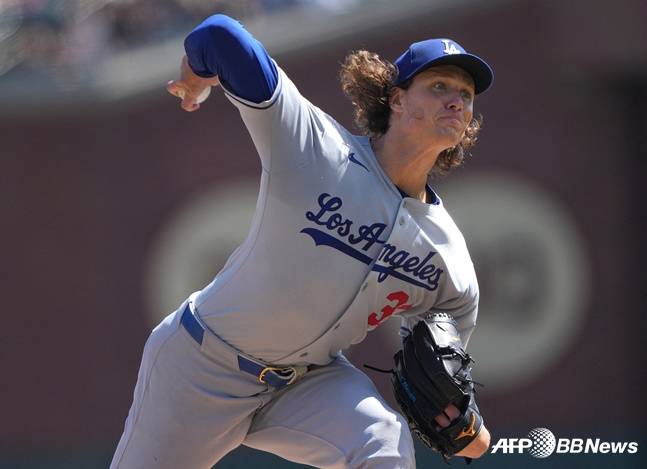 LA 다저스 타일러 글래스나우가 15일 샌프란시스코전에서 역투를 펼치고 있다. /AFPBBNews=뉴스1