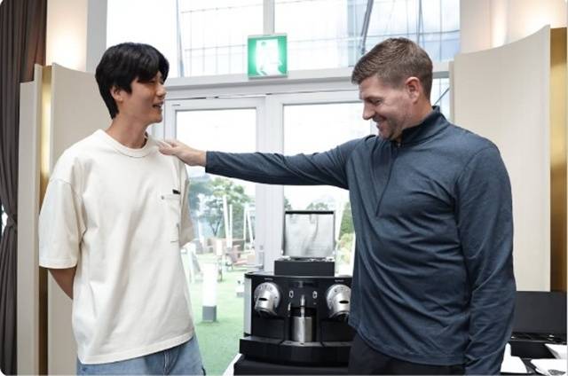 기성용(왼쪽)과 스티븐 제라드. /사진=기성용 SNS