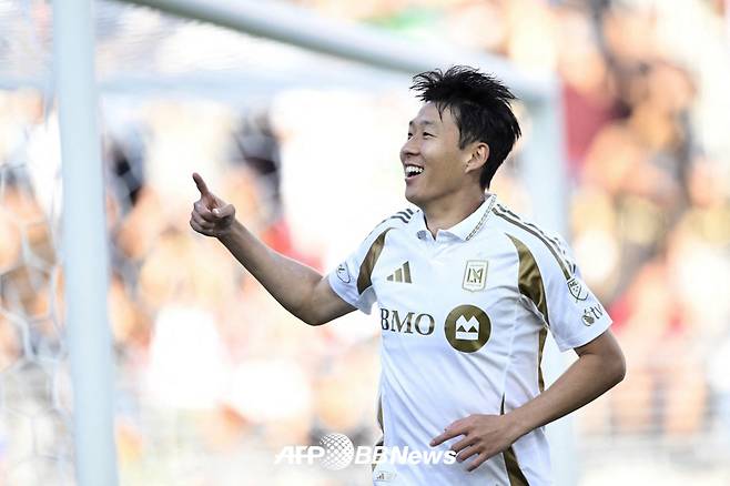 로스앤젤레스(LA)FC 손흥민이 14일 미국 리바이스 스타디움에서 열린 산호세 어스퀘이크스와의 미국 프로축구 메이저리그사커(MLS) 정규리그 원정경기에서 골을 터뜨린 뒤 기뻐하고 있다. /AFPBBNews=뉴스1