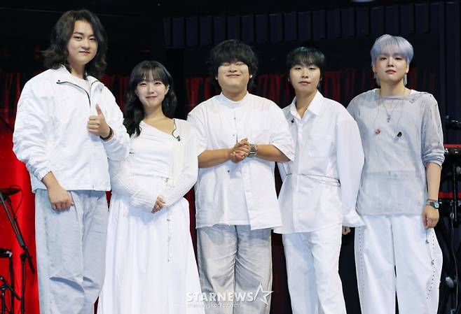 유다빈밴드가 15일 오후 서울 강서구 스카이아트홀에서 진행된 두 번째 정규 앨범 ‘코다’([CODA]) 발매기념 쇼케이스에서 포즈를 취하고 있다.   1집 이후 4년만의 정규 앨범인 ‘코다’는 두 개의 챕터로 나뉘어 하나의 유기적인 ‘연극’을 테마로 소개되며, 총 11곡이 수록된다. /2025.09.15 /사진=이동훈 photoguy@