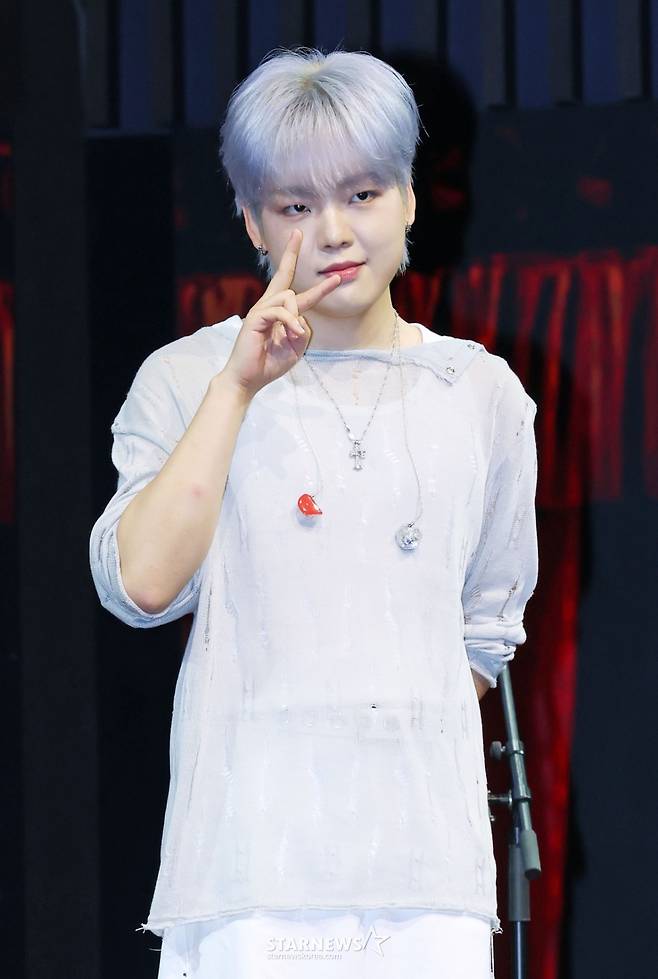 유다빈밴드 키보디스트 유명종이 15일 오후 서울 강서구 스카이아트홀에서 진행된 두 번째 정규 앨범 ‘코다’([CODA]) 발매기념 쇼케이스에서 포즈를 취하고 있다.   1집 이후 4년만의 정규 앨범인 ‘코다’는 두 개의 챕터로 나뉘어 하나의 유기적인 ‘연극’을 테마로 소개되며, 총 11곡이 수록된다. /2025.09.15 /사진=이동훈 photoguy@