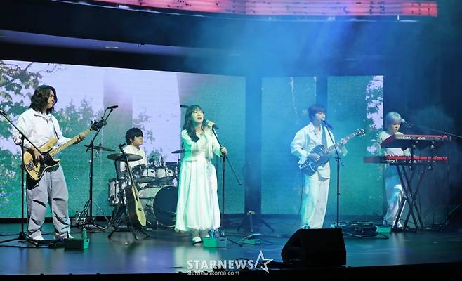 유다빈밴드가 15일 오후 서울 강서구 스카이아트홀에서 진행된 두 번째 정규 앨범 ‘코다’([CODA]) 발매기념 쇼케이스에서 신곡을 선보이고 있다.   1집 이후 4년만의 정규 앨범인 ‘코다’는 두 개의 챕터로 나뉘어 하나의 유기적인 ‘연극’을 테마로 소개되며, 총 11곡이 수록된다. /2025.09.15 /사진=이동훈 photoguy@