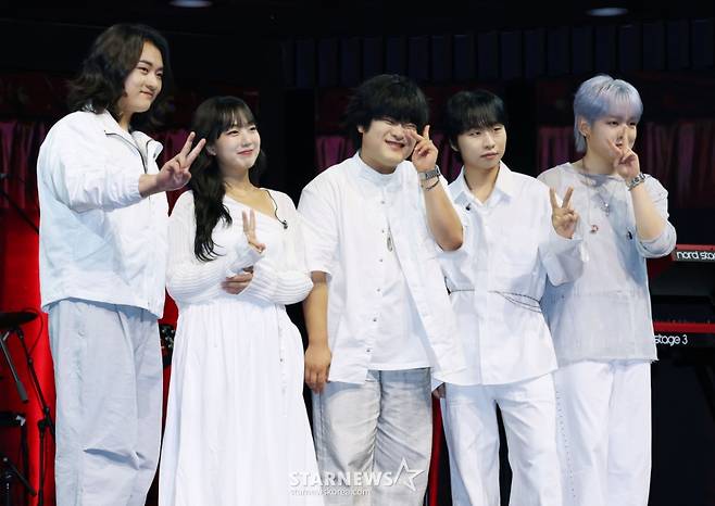 유다빈밴드가 15일 오후 서울 강서구 스카이아트홀에서 진행된 두 번째 정규 앨범 ‘코다’([CODA]) 발매기념 쇼케이스에서 포즈를 취하고 있다.   1집 이후 4년만의 정규 앨범인 ‘코다’는 두 개의 챕터로 나뉘어 하나의 유기적인 ‘연극’을 테마로 소개되며, 총 11곡이 수록된다. /2025.09.15 /사진=이동훈 photoguy@