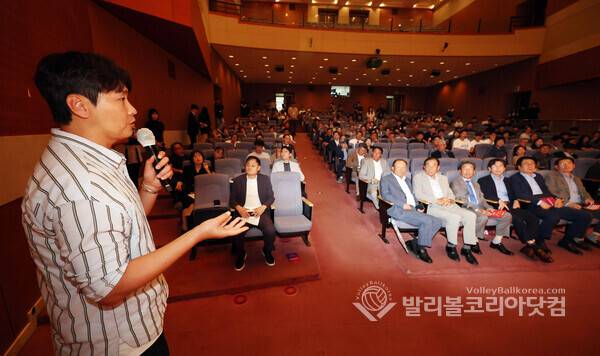 용인FC 이동국 디렉터, 창단 선수딘 구성에 대해 답변하는 모습.