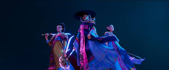 넷플릭스 애니메이션 영화 <케이팝 데몬 헌터스>의 한 장면. K팝 걸그룹인 헌트릭스 멤버들이 과거 무당으로 악귀를 물리치던 모습 / 넷플릭스