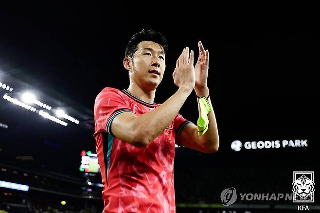 스티브 체룬둘로 감독이 이끄는 LAFC가 지난 14일(한국시간) 미국 캘리포니아주 샌타클래라 리바이스 스타디움에서 열린 산호세 어스퀘이크스와의 2025시즌 미국 MLS 원정 경기에 선발 출장해 1분도 채 되지 않아 선제골을 터뜨리며 팀의 4-2로 이겼다.&nbsp;  손흥민은 4-3-3 전형의 최전방 공격수로 선발 출장해 경기 시작 단 52초 만에 선제골을 터뜨렸다. 그는&nbsp;왼쪽 측면에서 뒷공간 침투에 성공한 동료 아르템 스몰랴코우의 패스를 침착하게 오른발로 밀어 넣어 선제골에 성공했다. 대한축구협회