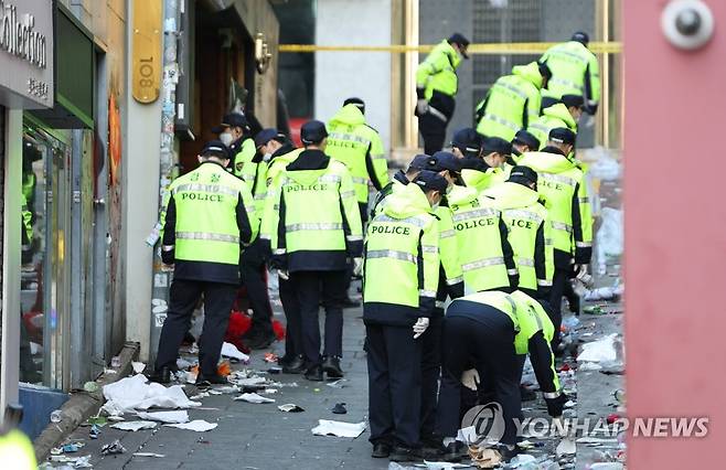 이태원 사고 현장 수색 (서울=연합뉴스) 한상균 기자 = 30일 오전 용산구 이태원 압사 사고 현장에서 경찰이 유류품 등을 수색하고 있다.
29일 밤 이태원동 일대에 핼러윈 인파가 한꺼번에 몰리면서 140명 이상이 사망하는 대규모 압사 참사가 났다. 2022.10.30 xyz@yna.co.kr