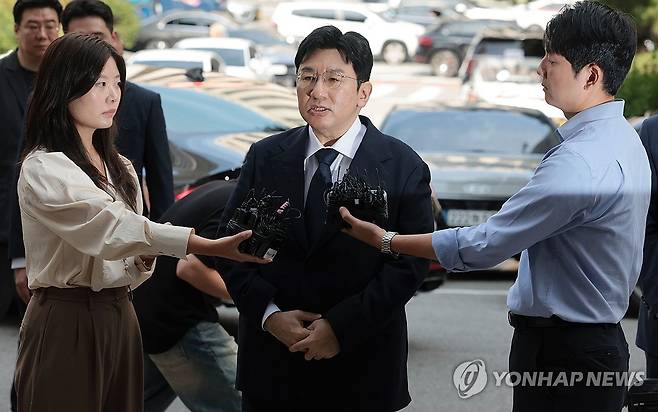 '부정거래 의혹' 방시혁 의장, 경찰 출석 (서울=연합뉴스) 김인철 기자 = 기업공개(IPO)를 앞두고 투자자들을 속여 지분을 팔게 한 의혹을 받는 방시혁 하이브 의장이 15일 서울 마포구 서울경찰청 금융범죄수사대에 피의자 신분으로 출석하며 취재진 질문에 답하고 있다. 2025.9.15 yatoya@yna.co.kr