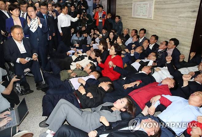 2019년 4월 26일 당시 국회 회의실 앞에 드러누워 진입 막는 자유한국당 의원과 보좌진 [연합뉴스 자료사진]