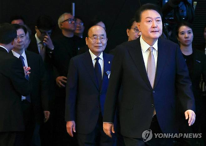 2024년 국가조찬기도회 (서울=연합뉴스) 2024년 11월 22일 윤석열 당시 대통령이 서울 중구 신라호텔에서 열린 제56회 국가조찬기도회에 입장하고 있다. 왼쪽에 ㈔대한민국국가조찬기도회 대표인 이봉관 서희건설 회장의 모습이 보인다.[대통령실통신사진기자단=자료사진]