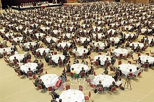 2000년 국가조찬기도회 (서울=연합뉴스) 2000년 5월 17일 김대중 당시 대통령과 부인 이희호 여사가 참석한 가운데 삼성동 무역전시장(COEX) 컨벤션홀에서 열린 국가조찬기도회 모습. [연합뉴스 자료사진]