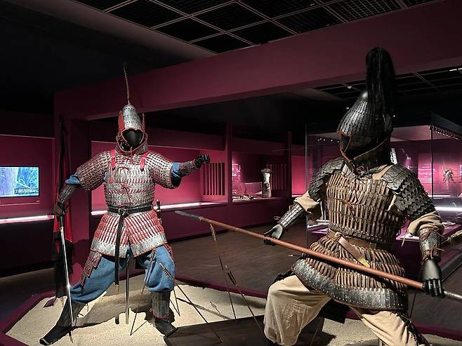 백제와 고구려의 '승부'     (공주=연합뉴스) 김예나 기자 = 15일 충남 공주 국립공주박물관에서 475년 한성 전투를 조명한 '한성, 475 - 두 왕의 승부수' 특별전이 열리고 있다. 사진은 백제와 고구려 군사의 모습을 재현해 선보인 전시품. 2025.9.15
    yes@yna.co.kr