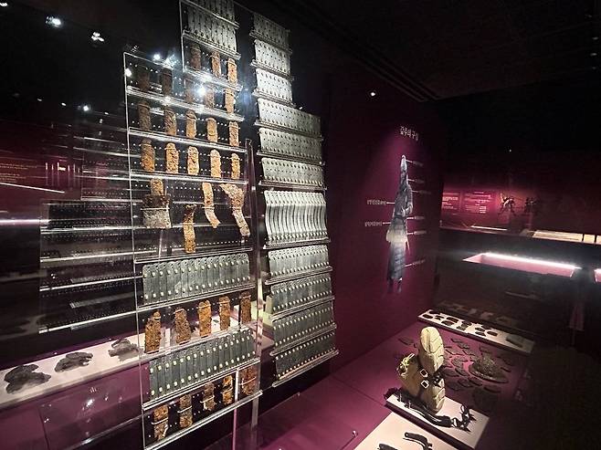 그 시절의 갑옷      (공주=연합뉴스) 김예나 기자 = 15일 충남 공주 국립공주박물관에서 선보인 '한성, 475 - 두 왕의 승부수' 특별전 모습. 이번 전시는 1천550년 전 한반도를 뒤흔든 백제와 고구려의 475년 한성 전투를 실제 무기, 갑옷 등으로 조명한다. 2025.9.15
    yes@yna.co.kr