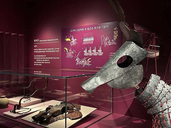 말 갑옷과 투구      (공주=연합뉴스) 김예나 기자 = 15일 충남 공주 국립공주박물관에서 선보인 '한성, 475 - 두 왕의 승부수' 특별전 모습. 이번 전시는 1천550년 전 한반도를 뒤흔든 백제와 고구려의 475년 한성 전투를 실제 무기, 갑옷 등으로 조명한다. 2025.9.15
    yes@yna.co.kr
