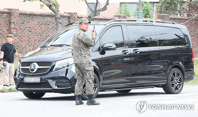 이재용 회장 장남 이지호 씨 입대 (창원=연합뉴스) 김동민 기자 = 이재용 삼성전자 회장의 장남 이지호 씨가 탑승한 것으로 추정되는 미니밴이 15일 오후 경남 창원시 진해구 진해기지사령부 제3 정문으로 향하고 있다. 이 씨는 외국 시민권을 포기하고 이날 139기 해군 학사사관 후보생으로 입영했다. 2025.9.15 image@yna.co.kr