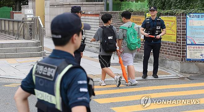 잇따르는 초등생 약취·유인 범죄…경찰력 총동원 순찰 강화 (대구=연합뉴스) 윤관식 기자 = 최근 전국에서 어린이 약취·유인 범죄가 잇따르는 가운데 대구경찰청은 초등생 등·하굣길 순찰을 강화하며 총력 대응에 나섰다.
    12일 대구 한 초등학교 앞에서 동촌지구대, 기동순찰대 경찰관들이 초등생 하굣길 순찰 활동을 하고 있다. 2025.9.12 psik@yna.co.kr