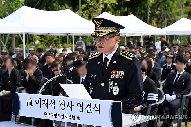 추도사 하는 김용진 해양경찰청장 (인천=연합뉴스) 임순석 기자 = 김용진 해양경찰청장이 15일 인천 서구 인천해양경찰서에서 엄수된 '해양경찰관 고(故) 이재석 경사 영결식'에서 추도사를 하고 있다. 2025.9.15 [공동취재] soonseok02@yna.co.kr