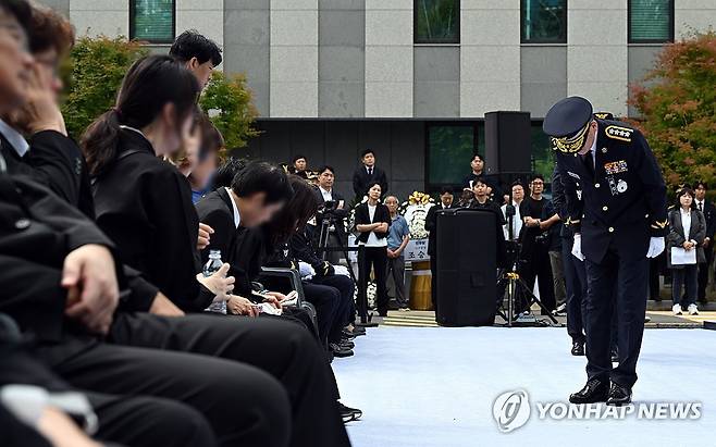 고개 숙인 김용진 해양경찰청장 (인천=연합뉴스) 임순석 기자 = 김용진 해양경찰청장이 15일 인천 서구 인천해양경찰서에서 엄수된 '해양경찰관 고(故) 이재석 경사 영결식'에서 유가족에게 고개 숙이고 있다. 2025.9.15 [공동취재] soonseok02@yna.co.kr
