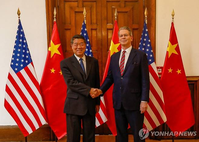 스페인서 열린 미중 무역협상 (마드리드 로이터=연합뉴스) 스콧 베선트 미국 재무부 장관과 허리펑 중국 부총리가 14일(현지시간) 스페인 마드리드에서 열린 미중 무역·경제 회담에서 카메라 앞에서 포즈를 취하고 있다. 2025.9.15