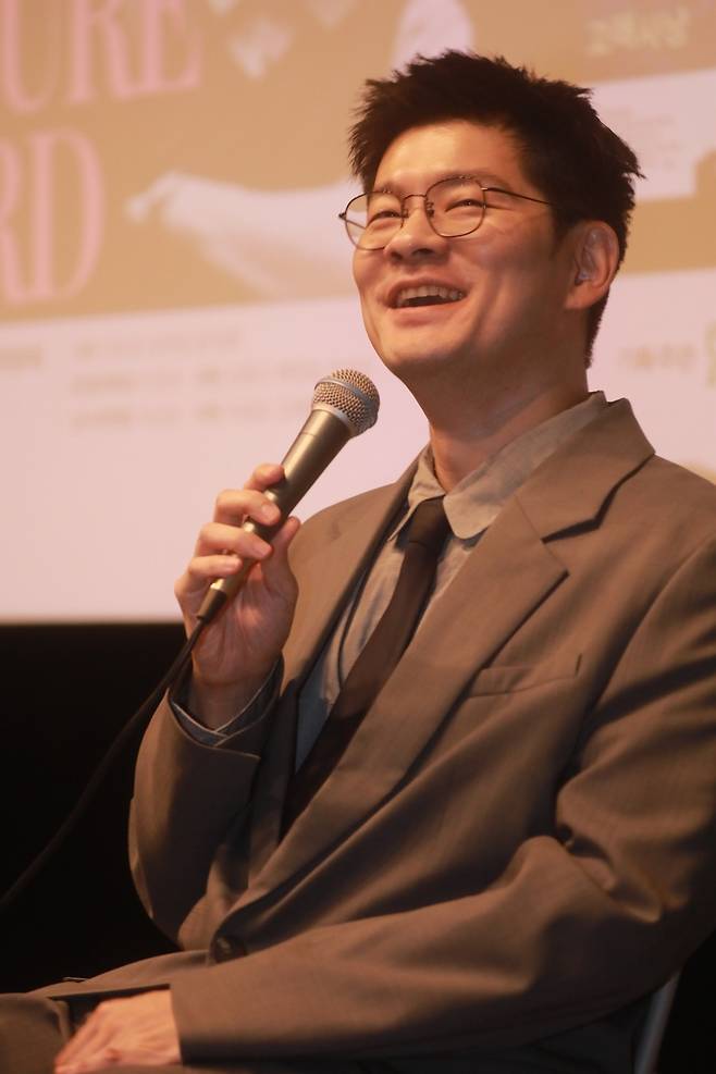 '고래사냥' 시네콘서트에서 답변하는 장기하 가수 겸 음악감독 장기하가 15일 오후 서울 서대문구 예술극장 필름포럼에서 제3회 최인호청년문화상 시상식에 이어 열린 '고래사냥' 시네콘서트에서 질문에 답변하고 있다. [쿨투라문화예술연구소 제공. 재판매 및 DB 금지]