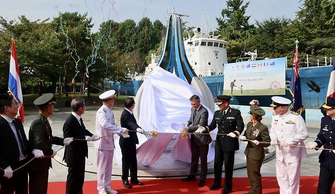 ▲ 지난 15일 인천 월미공원에서 열린 '인천상륙작전 조형물 제막식'에 참석한 유정복 인천시장, 정해권 인천시의장, 김정헌 중구청장과 내빈들이 인천상륙작전 기념 조형물 제막을 하고 있다. /이호윤 기자 256@incheonilbo.com