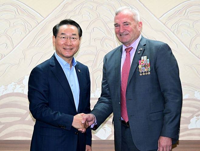 ▲ 유정복 인천시장이 16일 시청 접견실에서 열린 '인천시-더글러스 맥아더 장군 재단 업무협약 체결식'에서 조셉 레인스 주니어 재단 대표이사와 기념사진을 촬영하고 있다. /사진제공=인천시