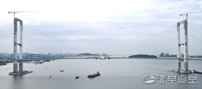 지난 12일 인천시 중구 영종하늘도시와 서구 청라국제도시와를 잇는 제3연륙교 사장교 구간에서 대형 크레인이 마지막 상판을 들어 올려 주탑과 연결하는 작업이 진행되고 있다. 이날 최종 연결은 수개월간 이어진 정밀 시공 끝에 이뤄진 것으로, 제3연륙교가 본격적인 완성 단계에 접어들었음을 알리는 상징적인 순간이 됐다.정선식기자