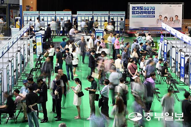 16일 오후 용인실내체육관에서 열린 '2025 경기도 5070 일자리박람회 in 용인' 행사가 중장년층 구직자들로 북적이고 있다. 임채운기자