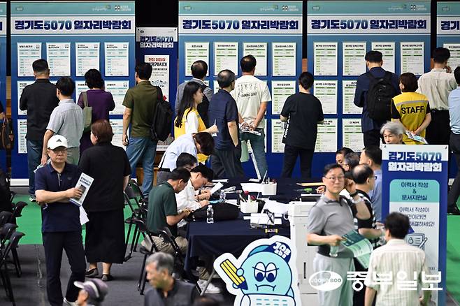 16일 오후 용인실내체육관에서 열린 '2025 경기도 5070 일자리박람회 in 용인' 행사가 중장년층 구직자들로 북적이고 있다. 임채운기자