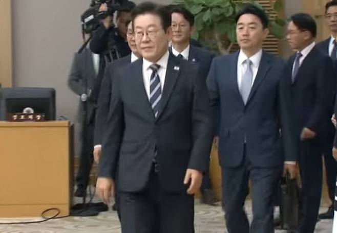 이 대통령이 이날 정부세종청사 국무회의장을 처음 거닐고 있다. 사진=MBC 영상 갈무리.