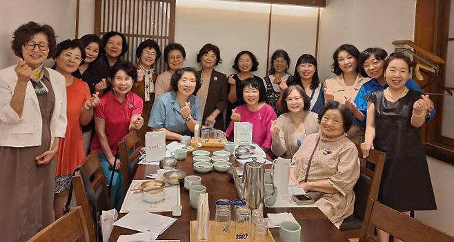 2025년 호수돈 총동문회 대의원 회의에서 임원진들이 단체 사진을 찍고 있다.