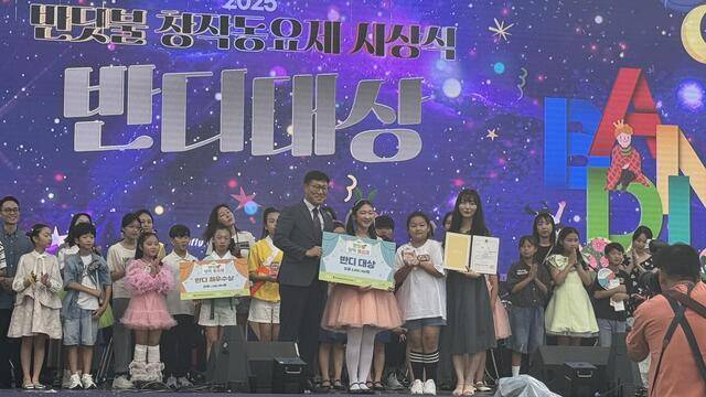 반딧불 창작동요제에 참가한 학생들이 경연 후 이강 교육장과 기념촬영했다./사진=무주교육지원청