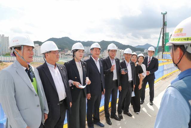 전주시의회 도시건설위원회가 16일 기자촌 재개발사업 현장을 살펴보고 있다. 사진=전주시의회