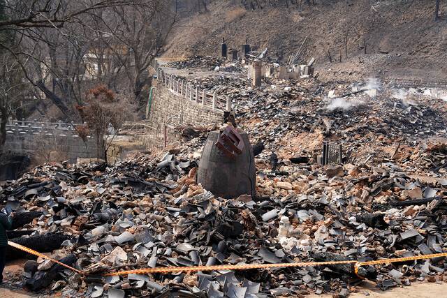 의성군 단촌면에 있는 천년고찰 고운사. 의성 산불의 화마가 덮치면서 가운루와 연수전이 잿더미로 변했고, 높은 온도에 깨진 범종만 남아 있다. /경북매일DB