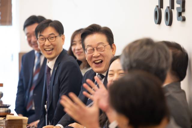 이재명 대통령이 16일 정부세종청사에서 국무회의 후 공무원들과 오찬을 하고 있다. 연합뉴스