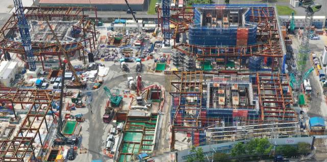 재무 상태가 부실한 지방 건설사가 3년 새 2배 이상 폭증하는 등 지역 건설업계가 고사 직전의 상황으로 내몰리고 있다. 부산의 시내 한 아파트 건설 현장에서 근로자들이 작업을 하고 있다. 정종회 기자 jjh@