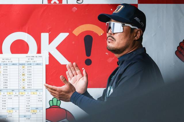 NC 다이노스 이호준 감독이 지난 6월 21일 kt 위즈와의 원정경기에서 그라운드를 바라보며 박수를 치고 있다./NC 다이노스/