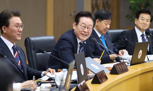 이재명 대통령이 16일 정부세종청사에서 열린 제42회 국무회의에서 참석자 발언을 듣고 있다./연합뉴스/