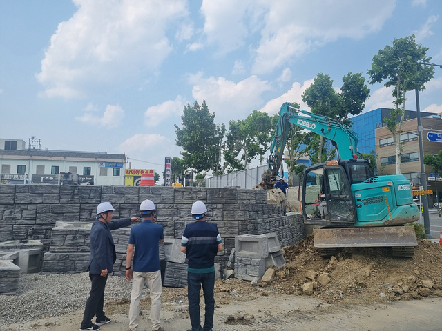 정부가 초고강도 '노동안전 종합대책'을 내놓자, 지역 건설업계의 우려가 더욱 커지고 있다. 사진은 대구시 도시건설본부 품질검수단이 지역의 한 공사현장에서 안전사고 예방활동을 벌이는 모습. 대구일보 DB