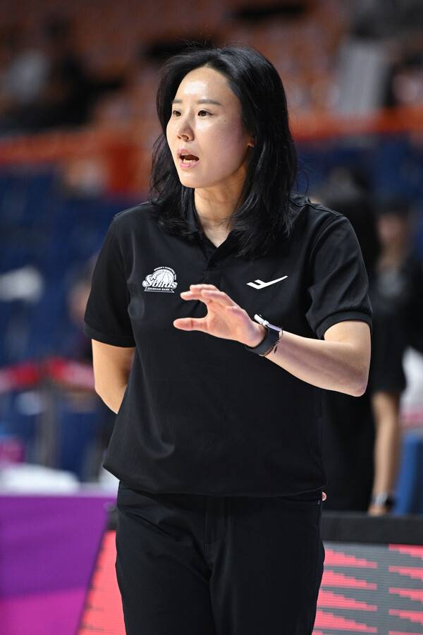 신한은행 최윤아 감독. 사진 | WKBL
