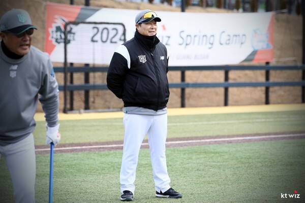 1군에 합류한 김태균 코치(사진=KT)