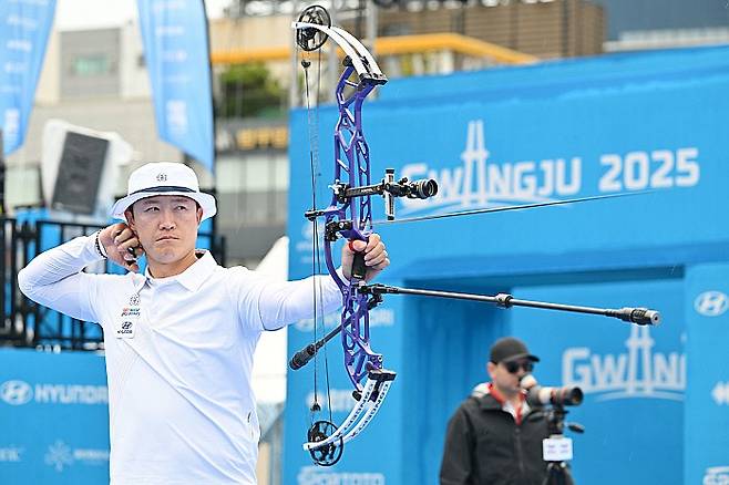 지난 8일 오후 광주 동구 5·18민주광장에서 열린 광주2025현대세계양궁선수권대회 컴파운드 남자 개인전 8강, 대한민국 국가대표 최용희가 화살을 쏘고 있다. [뉴시스DB]