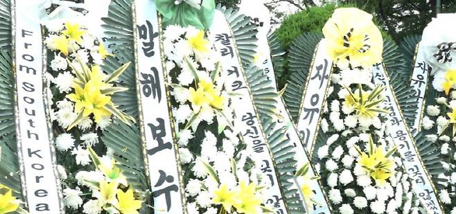 15일 인천 중구 자유공원 맥아더 동상 앞에 미국의 보수 논객 찰리 커크를 추모하는 근조 화환이 놓여있다.2025.9.15. (사진=뉴스1)