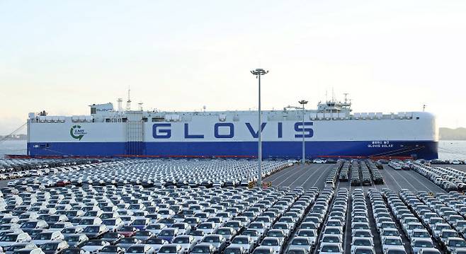현대글로비스가 지난해 도입한 LNG 이중연료 추진 엔진 탑재 자동차운반선 ‘글로비스 솔라’. 평택항 자동차 전용 부두에서 차량 선적을 기다리고 있다. (사진=현대글로비스)
