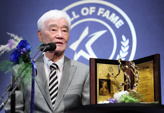 16일 서울 종로구 아산정책연구원에서 열린 2025 K리그 명예의 전당 헌액식에서 지도자 부문 헌액자가 된 김호 전 수원 삼성 감독이 소감을 밝히고 있다. 사진=연합뉴스