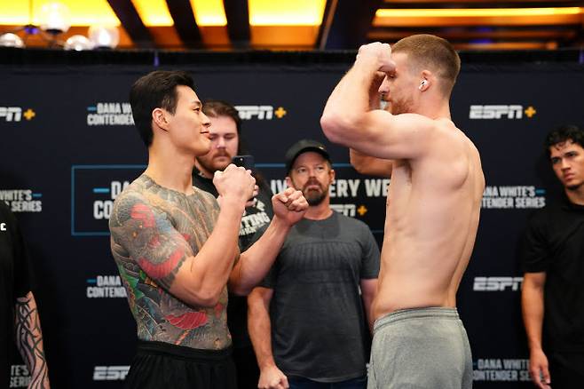 (왼쪽부터)황인수와 패디 맥코리. 사진=UFC