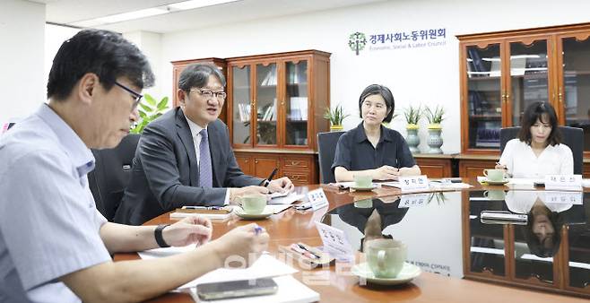 16일 서울 종로구 경제사회노동위원회에서 경사노위-이데일리 공동 좌담회가 열리고 있다. 왼쪽부터 조용만 건국대 법학전문대학원 교수, 권기섭 경사노위 위원장, 장지연 한국노동연구원 선임연구위원, 채은선 한국지능정보사회진흥원 수석연구원.(이데일리 이영훈 기자)