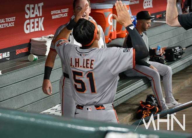 (이정후가 경기시작 전 더그아웃에서 동료들과 함께 흥을 돋우고 있다)