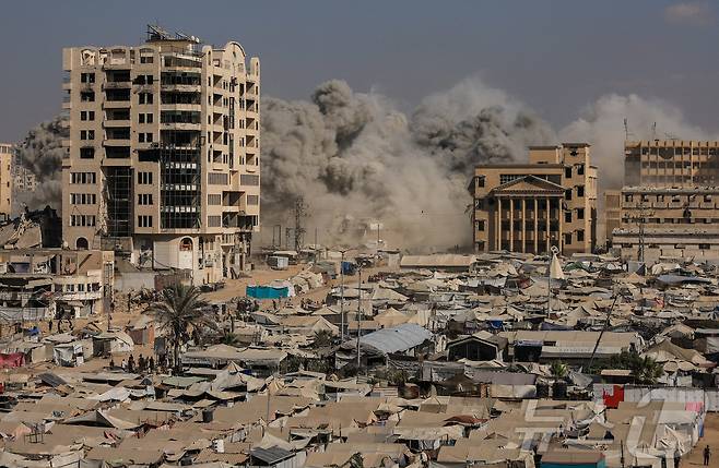 8일(현지시간) 가자시티에서 이스라엘의 공습으로 주거 건물이 붕괴하며 연기가 치솟고 있다. 2025.09.08. ⓒ 로이터=뉴스1 ⓒ News1 윤다정 기자