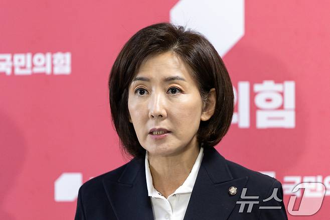 나경원 국민의힘 의원이 15일 서울 여의도 국회에서 민주당·대통령실의 대법원장 사퇴 촉구 및 내란특별재판부 규탄, 중단된 이재명 대통령 5개 재판 신속재개 등을 촉구하는 기자회견을 하고 있다. 2025.9.15/뉴스1 ⓒ News1 이승배 기자